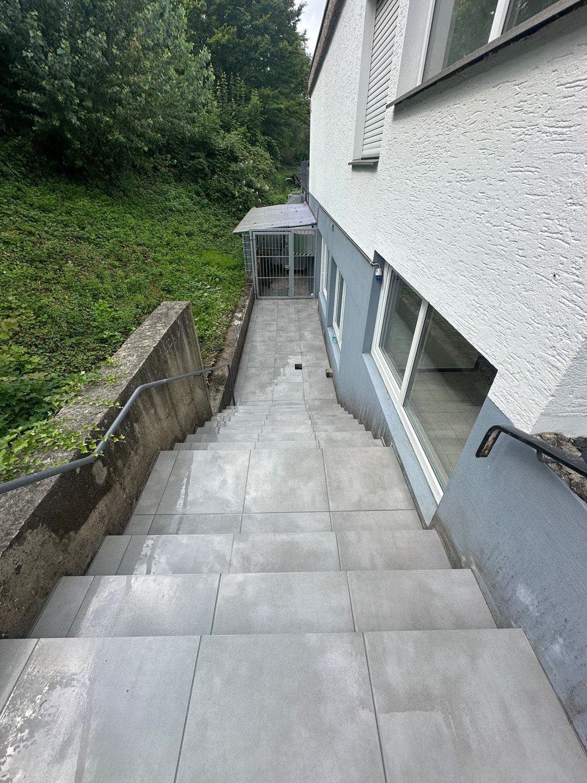 Aussentreppe mit Keramikplatten und neuem Zugang entlang eines Wohnhauses in Bonn