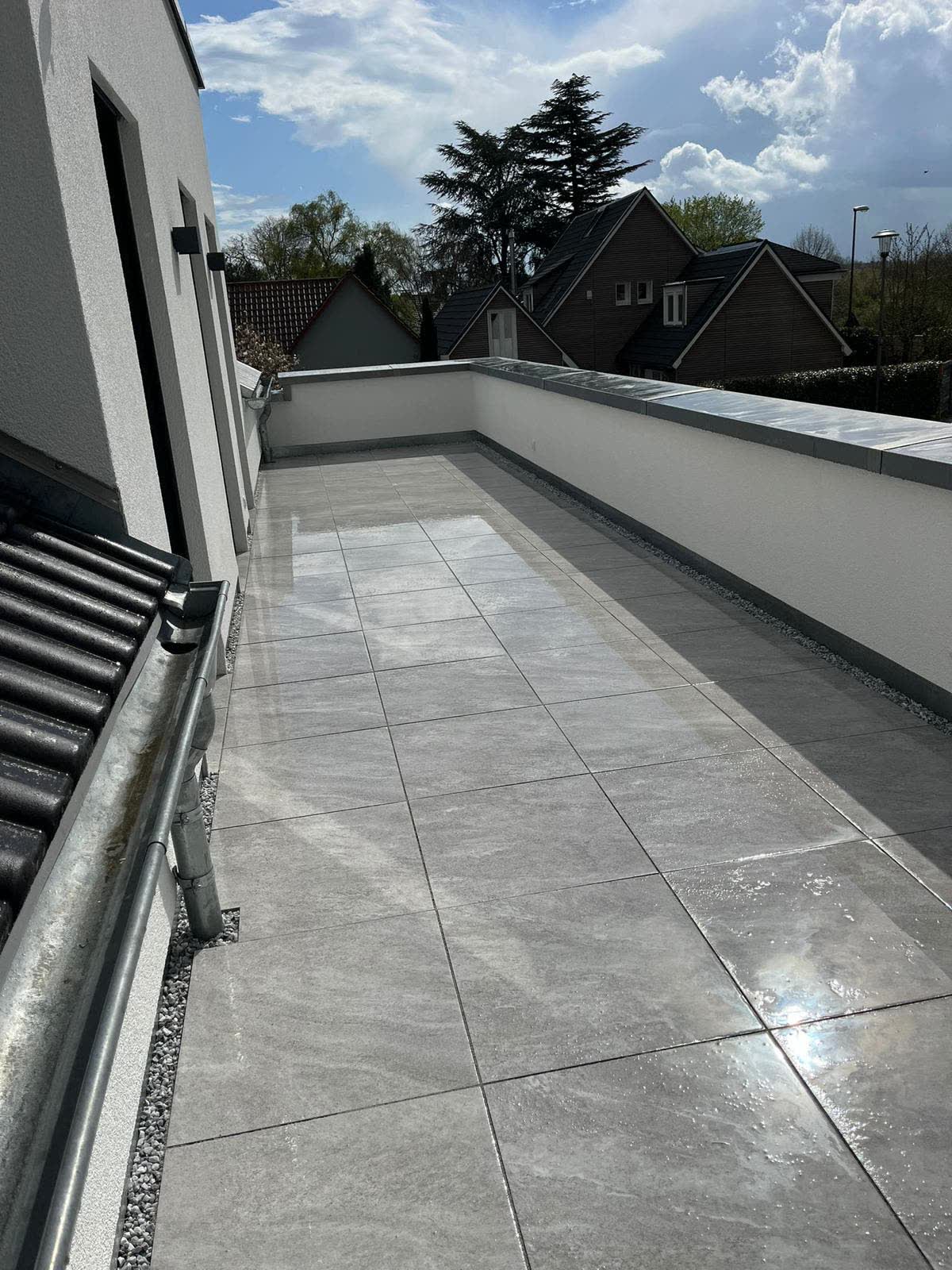 Dachterrasse mit grossformatigen Platten und Blick ueber die Nachbarschaft in Bonn