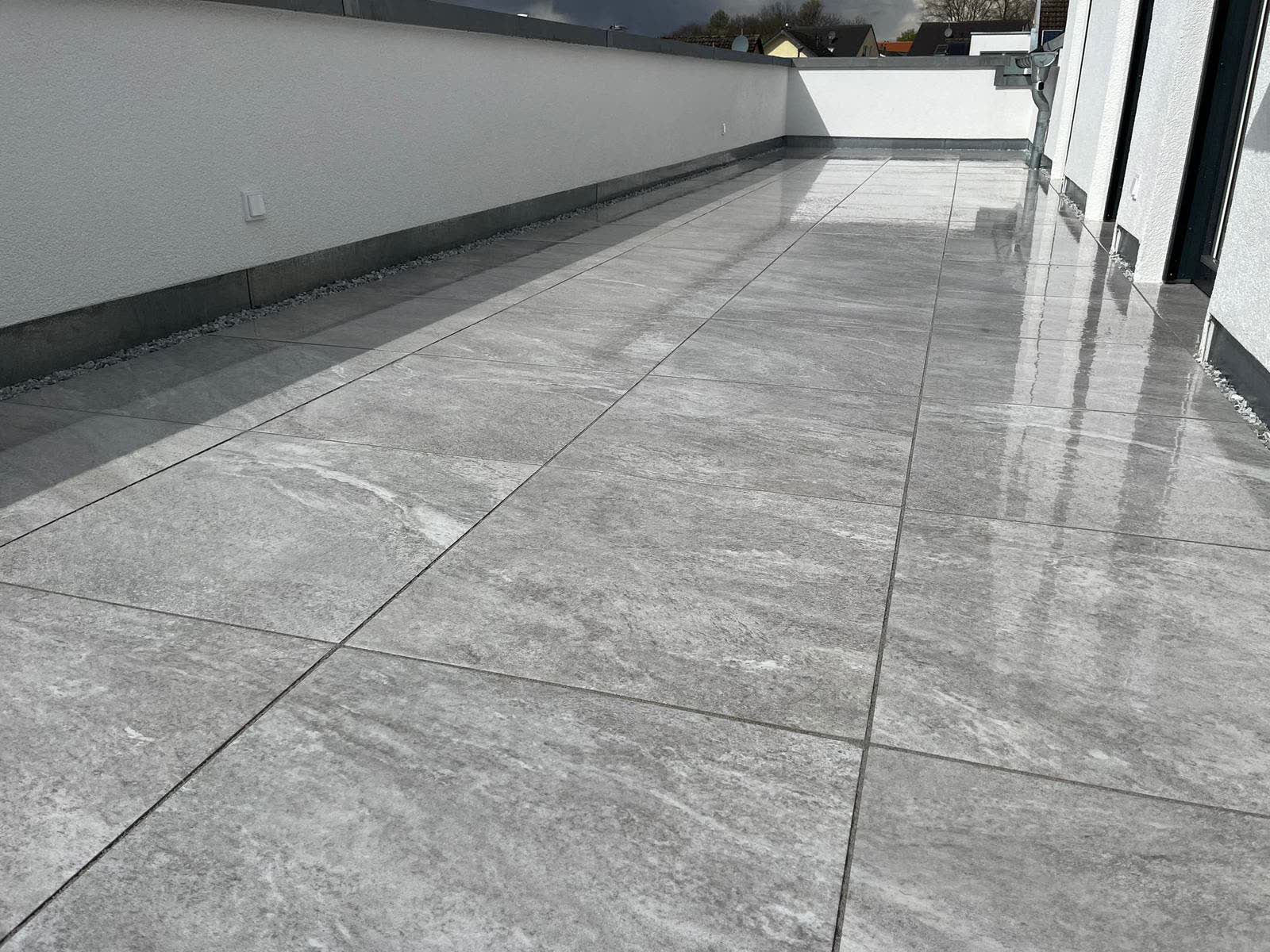 Weitere Ansicht einer Dachterrasse mit grauem Keramikbelag in Bonn