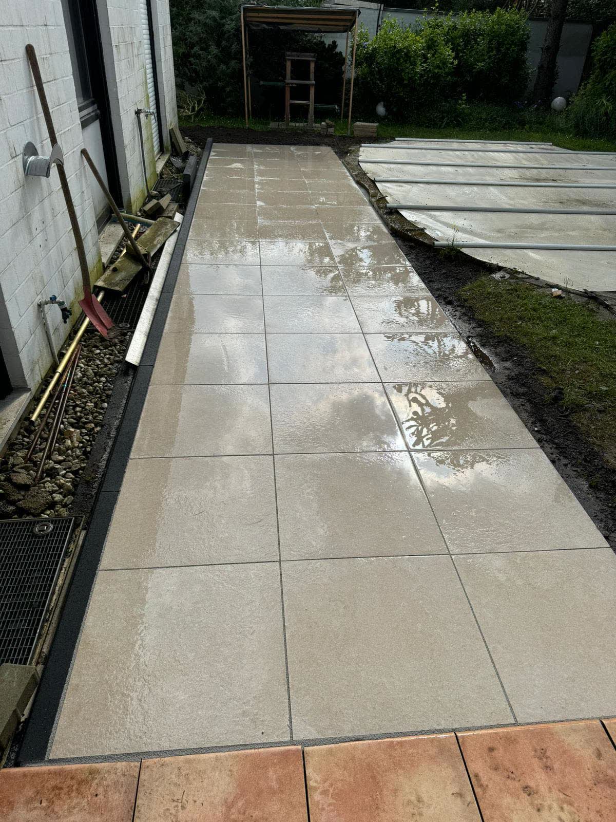 Gartenweg mit Terrassenplatten und klarer Kantenfuehrung in Bonn