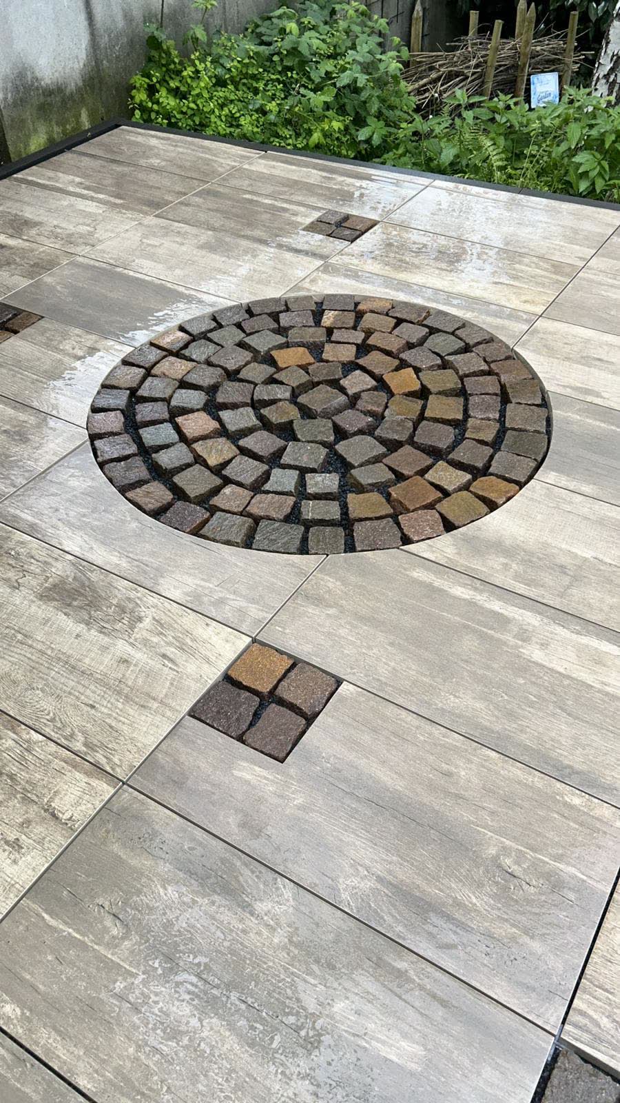 Naturstein-Mosaik-Terrasse mit dekorativem Muster in Bonn