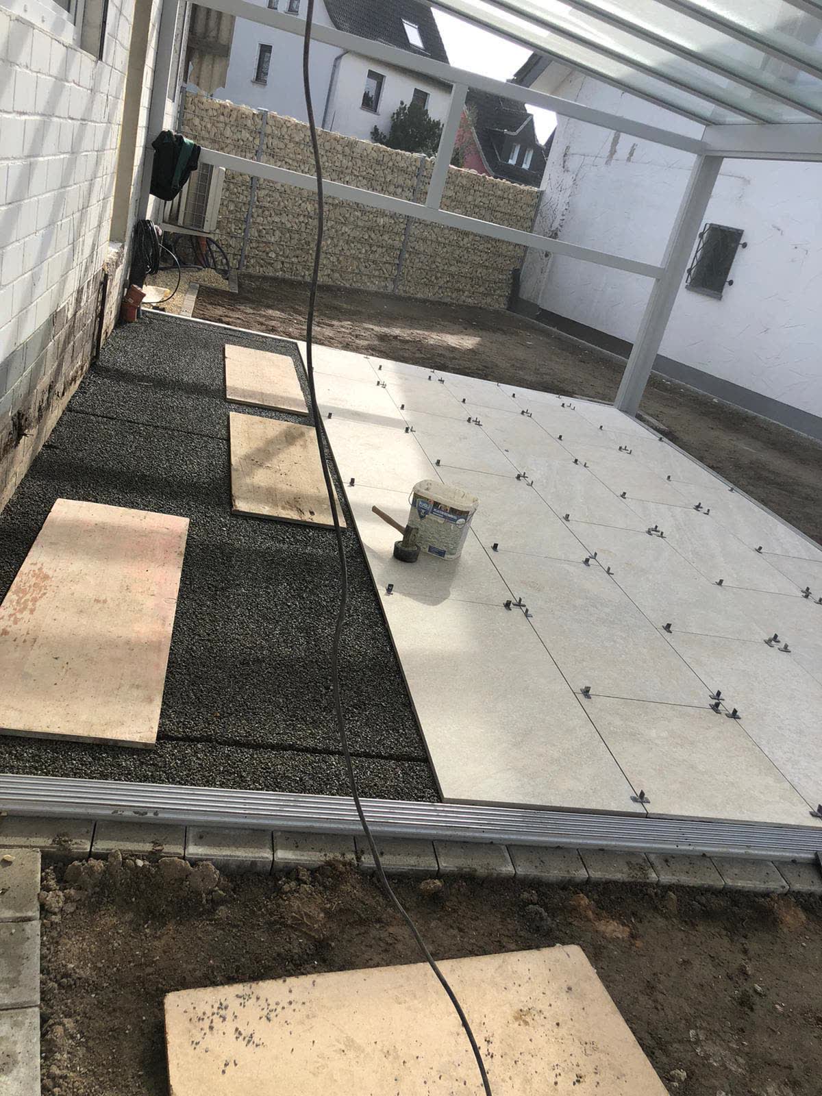 Terrassenbau mit Ueberdachung in der Bauphase an einem Neubau in Bonn