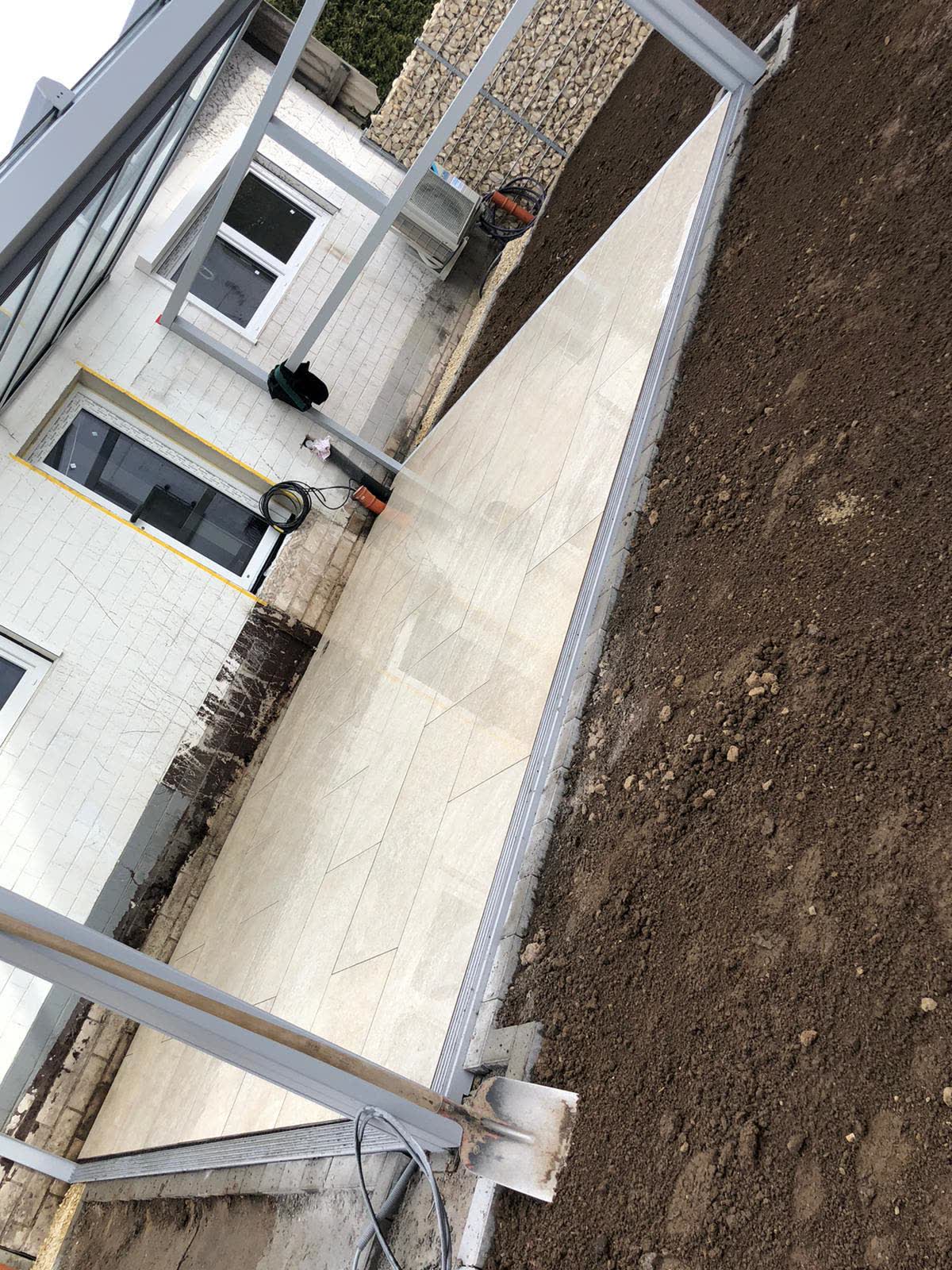 Terrassenbau mit moderner Ueberdachung und grossformatigen Keramikplatten in Bonn