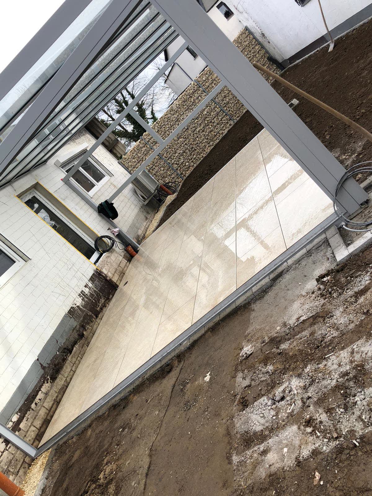 Detailansicht einer ueberdachten Terrasse mit Keramikbelag in Bonn